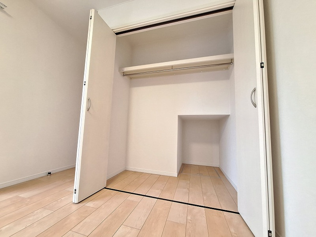 【収納】 | 板橋区高島平5丁目　中古一戸建住宅　（成増店） | 5.9帖の洋室内にはハンガーパイプ付枕棚を採用。