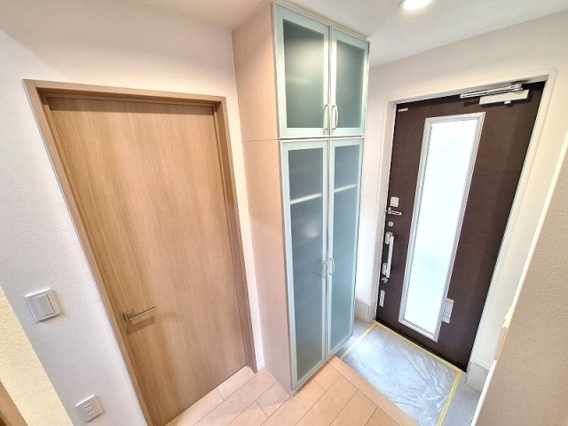 【玄関】 | 板橋区高島平5丁目　中古一戸建住宅　（成増店） | 玄関にはオシャレなシューズボックス☆