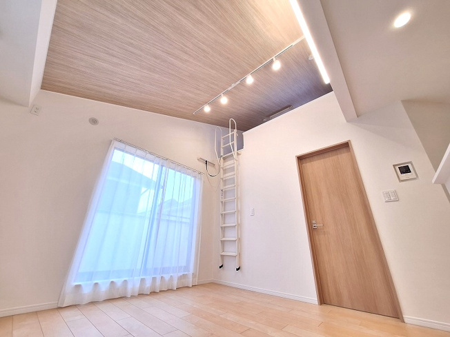 【居間・リビング】 | 板橋区高島平5丁目　中古一戸建住宅　（成増店） | 視線が抜ける、心が弾む。リビングから見上げるロフトが、空間にリズムを生みだします