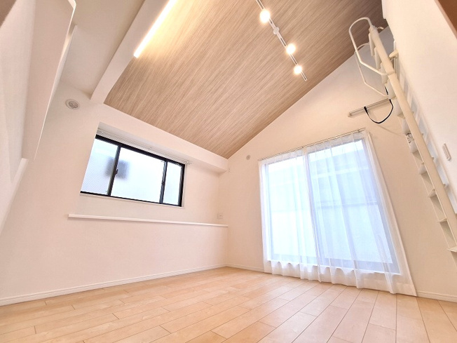 【居間・リビング】 | 板橋区高島平5丁目　中古一戸建住宅　（成増店） | 勾配天井を採用した開放的なリビング！光溢れる、ワンランク上の住空間。
