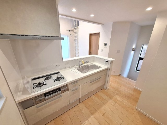 【キッチン】 | 板橋区高島平5丁目　中古一戸建住宅　（成増店） | 料理中も、会話が途切れない幸せ。リビング全体を見渡せる、特等席のキッチン。
