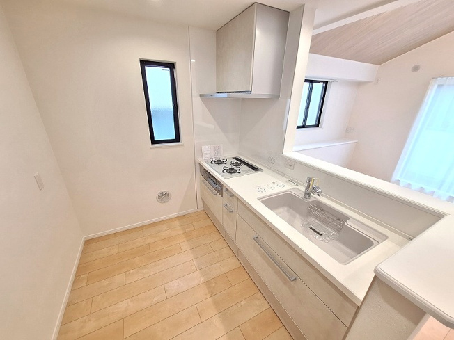 【キッチン】 | 板橋区高島平5丁目　中古一戸建住宅　（成増店） | お子様の宿題を見守りながら、夕食の準備。家族の『今』を共有できる対面式キッチン
