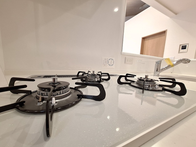 【キッチン】 | 板橋区高島平5丁目　中古一戸建住宅　（成増店） | ３口コンロを採用。