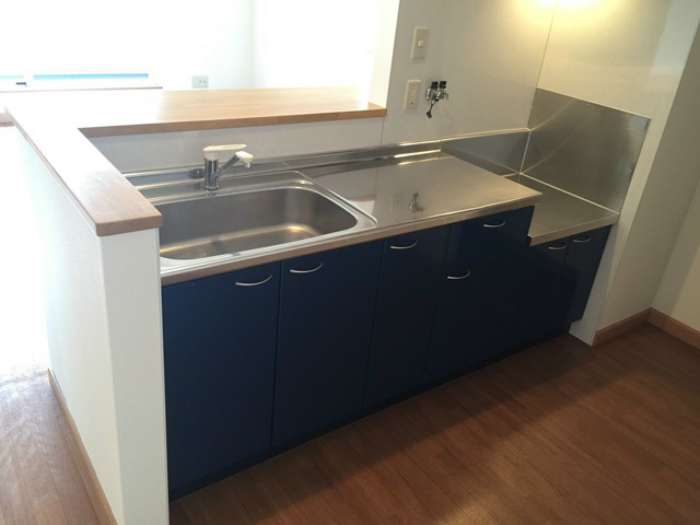 岸和田市三田町のハイツのキッチン|コンパクトなキッチンで掃除もラクラク