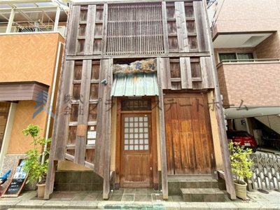 【外観】 | 須磨区平田町1丁目　店舗付き住宅 | 趣のあるおしゃれな外観♪2階への玄関が木の扉で隠れています♪