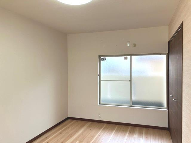 魚住町金ケ崎戸建の洋室