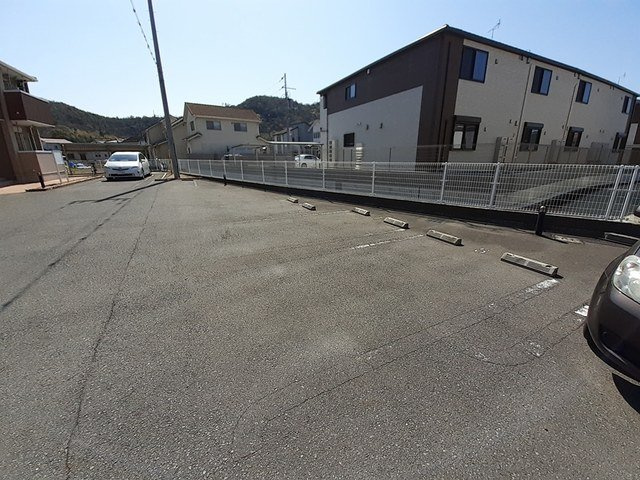 ブリアン・アヴニールの駐車場