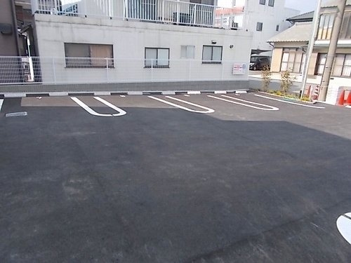 コレクト　ライルの駐車場