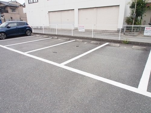フローレスの駐車場