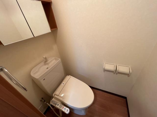 サンライズ高町のトイレ|冬も暖かい温水暖房便座　棚付き