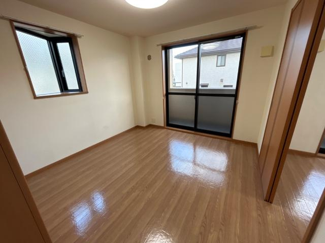 サンライズ高町の内装|6.2帖洋室　角部屋なので出窓もあります