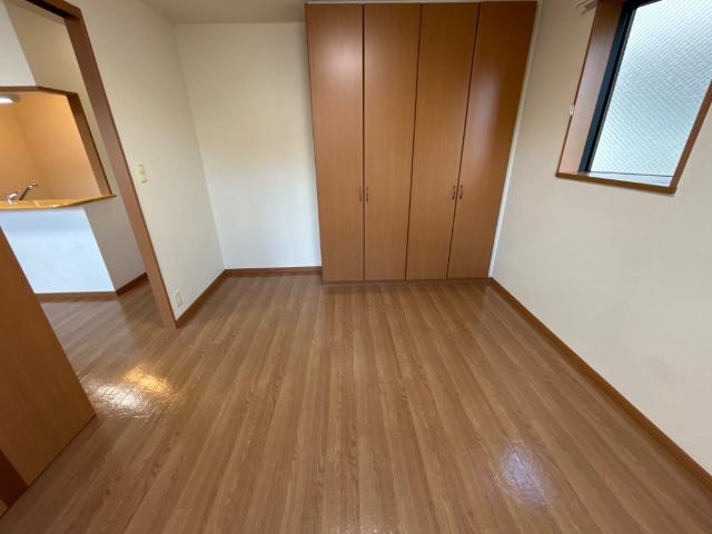サンライズ高町の内装|リビング横の6.2帖洋室