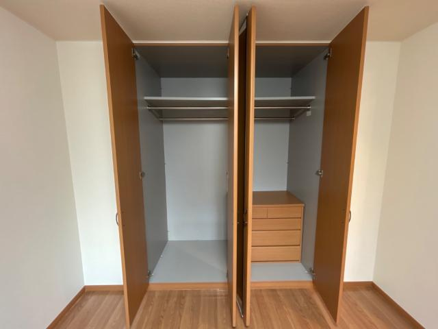 サンライズ高町の収納|パイプ２本で服も掛けやすいクローゼット