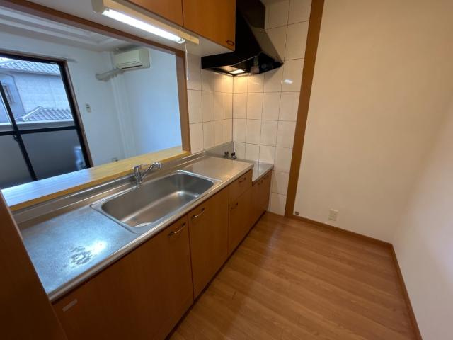 サンライズ高町のキッチン|調理場も確保できる対面キッチン