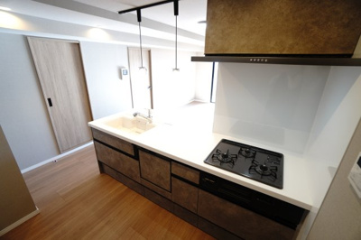 【キッチン】 | 【上質リノベ】Jcity五日市アベニュー | 【キッチンスペース】
キッチン後ろは広さもあり、冷蔵庫やカップボードも余裕で置けそうです。
また、キッチンの照明は、料理が美味しく見えるように、
暖色系のダウンライトに変更されております。
