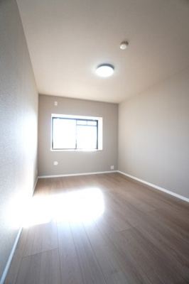 【洋室】 | 【上質リノベ】Jcity五日市アベニュー | 【洋室約6.4帖】
心と体をゆったりと安らげる主寝室。
寝室のゆとりが大きい分だけ、
暮らしの安らぎは深まります。
一日の疲れを癒すだけでなく、
ご夫婦の親密な語らいを紡ぎ出します。