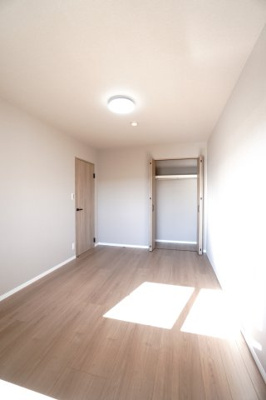 【洋室】 | 【上質リノベ】Jcity五日市アベニュー | 【洋室約6.4帖】
どんな家具や敷物でも部屋に馴染みやすく、
コーディネートがし易そうですね。
配置も柔軟に対応できるので身の回りの整理もし易い！
自分好みの空間に出来そうですね！