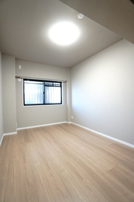 【洋室】 | 【上質リノベ】Jcity五日市アベニュー | 【洋室約6.0帖】
居室にはクローゼットを完備。
自由度の高い家具の配置が叶うシンプルな空間です。
お子様の成長と人数と共に必要になる
子供部屋にもぴったりの間取りですね。