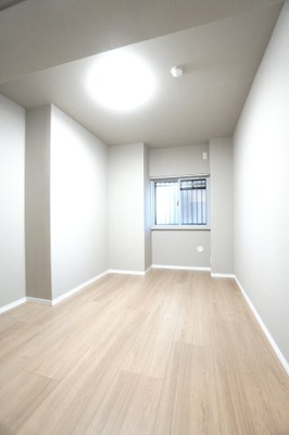 【洋室】 | 【上質リノベ】Jcity五日市アベニュー | 【サービスルーム約5.4帖】
在宅勤務・リモートワークの書斎や、
趣味やくつろぎのスペースとしても。
家族と一緒に楽しい時間を過ごす中にも、
一人でくつろげる時間と場所は特に良いですね。