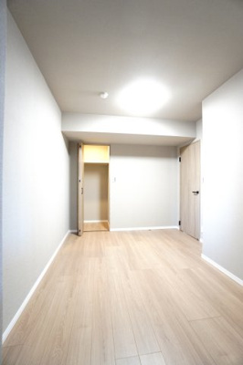 【洋室】 | 【上質リノベ】Jcity五日市アベニュー | 【サービスルーム約5.4帖】
将来、ライフスタイルや家族構成が変わった時等、
第2子供部屋としても活用できそうですね！
勿論、壁掛けエアコンも取付が出来ますので、
快適な居室環境で過ごせそうです！