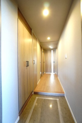 【玄関】 | 【上質リノベ】Jcity五日市アベニュー | 【玄関ホール】
人を迎え入れる最初の場所だからこそ、
清潔感があり纏まった空間にして頂ける様に
大型シューズBOXを設置。
照明はオートライト。消し忘れや
出入りが暗くならなく済みます！