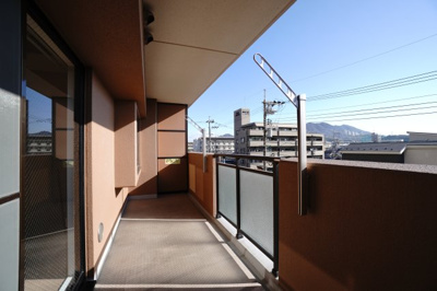 【バルコニー】 | 【上質リノベ】Jcity五日市アベニュー | 【バルコニー】
リビング全面が接するワイドバルコニー。
前面の建物が邪魔することなくよく陽が当たり、お洗濯物もすぐ乾きそう！
この位の広さがあると、エアコン室外機を置いても十分なスペースを保てます。