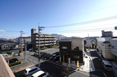 【展望】 | 【上質リノベ】Jcity五日市アベニュー | 【四季を感じる】
四季の移ろい・爽やかな青空や風を感じられ
自然を愉しめるパノラマビュー。
毎日の暮らしに余裕を感じさせてくれる、
遮る物の無い開放的な眺望を是非、ご堪能ください。