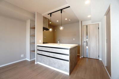 【キッチン】 | 【上質リノベ】Jcity五日市アベニュー | ☆キッチンの特徴☆
・クリナップ社製
・アクリストンワークトップ
・浄水器一体型ハンドシャワー水栓
・一度に5人分食器洗い乾燥機
・フラットスリムレンジフード
・換気扇幕板が他の面材と同色