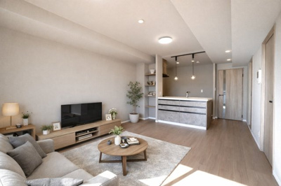 【居間・リビング】 | 【上質リノベ】Jcity五日市アベニュー | 【約15.2帖LDK】
今回のリノベは「グレイスビスタ」
グレージュモダンを基調とし、
日常の中に気品あふれる空間を創出。
日々の営みに、さらなる彩りを添え
もっと豊かな暮らしをというのがコンセプト。