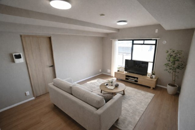 【居間・リビング】 | 【上質リノベ】Jcity五日市アベニュー | 【約15.2帖LDK】
敢えて閉ざすという設計。
リビング横には和室があり、もっと開けていたイメージ。
現在のスタイルに合わせて、完全な個室へとする一方、
LDKも従来より広げる設計となりました。