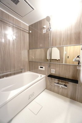 【浴室】 | 【上質リノベ】Jcity五日市アベニュー | 【バスルーム】
TOTO社製RWシリーズは
「ゆるリラ浴槽」「カラリ床」で独自の技術によりバスタイムを
よりよく演出してくれます！
更に、浴室暖房乾燥機が標準設備！
お手入れが楽なシステムバスです。