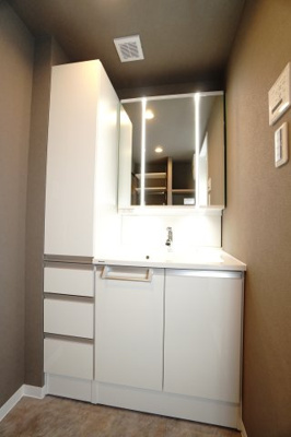 【独立洗面台】 | 【上質リノベ】Jcity五日市アベニュー | 【コスメカウンター】
Panasonic社製！
「美ルックツインラインLED照明」は、
従来の照明より自然な肌の色に見える照明。
肌の色味を美しく引き立て、
洗面ボウルも広くメイクの時間をより素敵に。