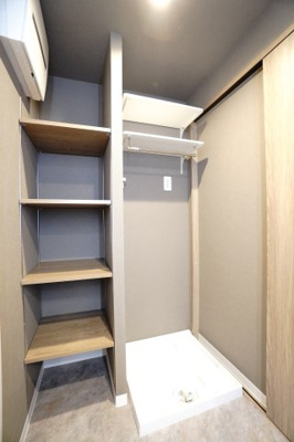 【独立洗面台】 | 【上質リノベ】Jcity五日市アベニュー | 【パウダールーム】
嬉しい、タオル掛け付きの2段可動式のリネンラック。
しかも装着が楽なワンタッチ式の給水栓！
洗濯機置場はドラム式の洗濯機も入るサイズですが、
お手持ちのサイズが入るか要確認です！