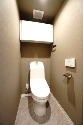 【トイレ】 | 【上質リノベ】Jcity五日市アベニュー | 【レストルーム】
TOTO社製！きれいをまもるせいけつトイレ！
お掃除はサッとひとふきで完了！
少ない水で、汚れをしっかり洗い流します。
手洗い機能付きなので、もしもの時も慌てない！
