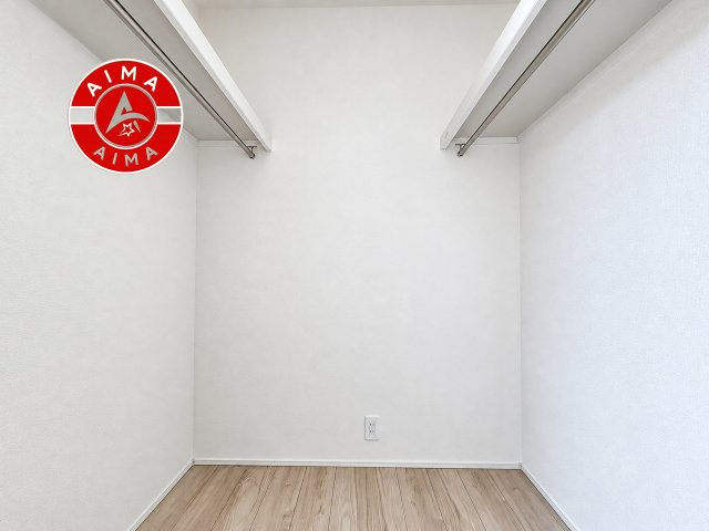 太宰府市水城4丁目第1-3棟（3号棟）の収納|洋服や大きな荷物が多い方や人数の多いご家族などは、一般的なクローゼットよりもウォークインクローゼットのほうが使い勝手が良いです。