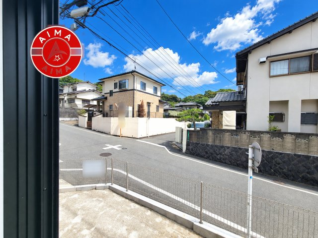 太宰府市水城4丁目第1-3棟（3号棟）の展望|周囲に高い建物が少ない平屋ならではの特等席。大きく取られた開口部からは、昼は澄み渡る青空、夜は満天の星空を独り占めできます。家の中にいながら、圧倒的な開放感を味わえます。