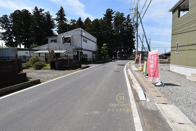 Cradlegarden　 那珂市瓜連　第14　2の前面道路含む現地写真|並列駐車可能なカースペース確保。気になる他の物件と合わせての現地ご案内も可能です。HPから、またお電話でも、お気軽にお問い合わせください。

