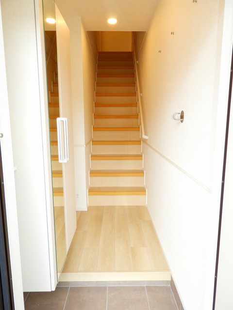 安芸高田市吉田町常友のアパートの玄関|ミラー付き大型シューズボックス