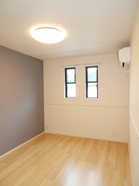 安芸高田市吉田町常友のアパートの寝室|寝室にもエアコンあり