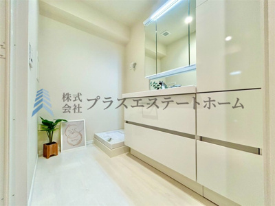 【その他】 | ワコーレレジクス兵庫 | キッチンとお揃いの洗面化粧台♪三面鏡の後ろには小物を収納出来ます♪