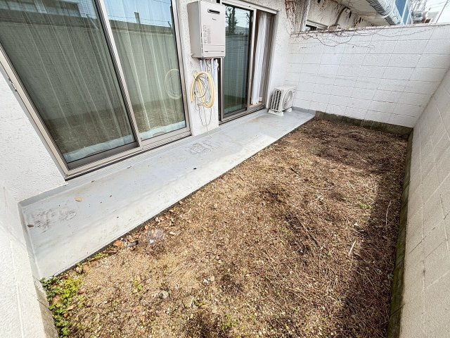 【庭】 | 秀和高円寺レジテンス | 1階のお部屋の特権です♪専有庭の利用が可能です。ガーデニングなども含め、これだけの広さがあれば多用途に利用が可能ですね！！不審者の侵入対策も万全です！