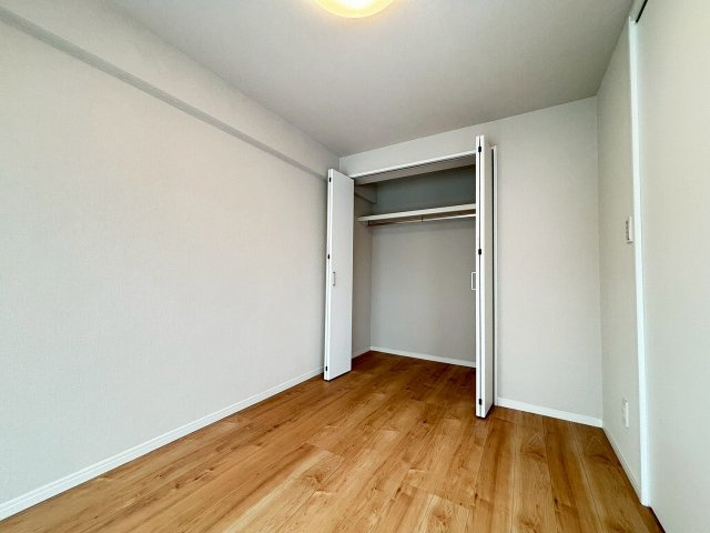 【収納】 | 秀和高円寺レジテンス | 寝室5.0畳には大型クローゼットを搭載です♪この広さであれば季節物も全て収納可能な範囲かと思います。