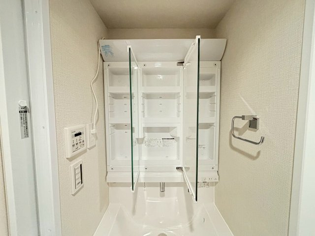 【独立洗面台】 | 秀和高円寺レジテンス | 鏡裏を開けるとこれだけの収納が隠れています。コンセントも付いていますのでドライヤーでの身支度も可能です！！