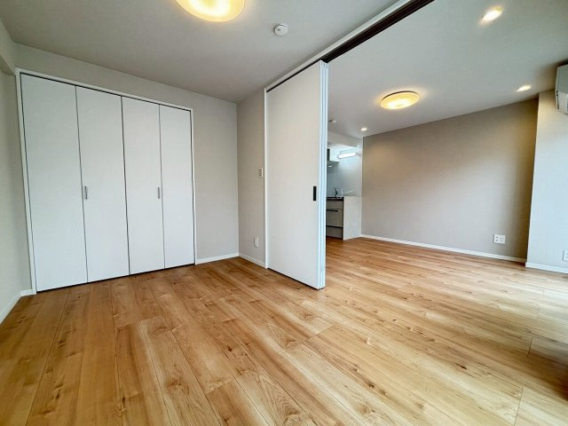 【寝室】 | 秀和高円寺レジテンス | 寝室とリビングはドアの開閉によって開放感が生まれます♪専有庭にはこちらからの出入りも可能です！クローゼットも搭載のプライベート空間！！