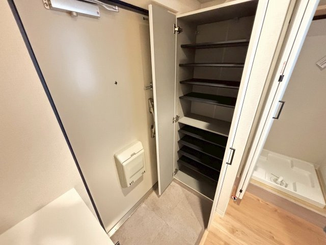 【玄関】 | 秀和高円寺レジテンス | 玄関に搭載された大型シューズBOX♪可動式戸棚でブーツの収納なども可能、使い方によっては色々な物が収納できますね！！