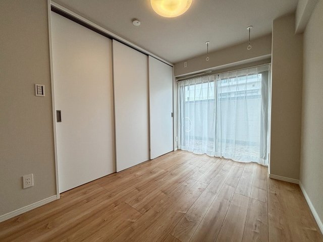 【寝室】 | 秀和高円寺レジテンス | 5.5畳の洋室：センターの扉を締め切るとご覧のイメージです♪専有庭にも直接下りる事も可能です。