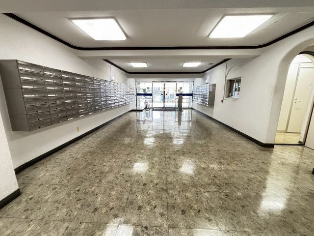 【エントランス】 | 秀和高円寺レジテンス | 入口エントランスの風景です。清掃も行き届き清潔感にも自信があります。日勤で管理人さんがいらっしゃいます。