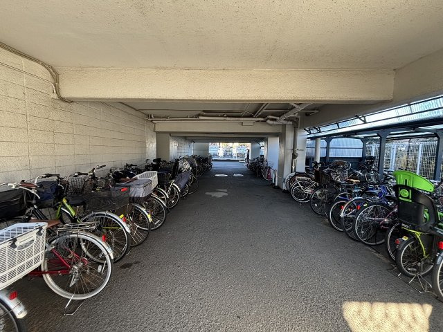 【駐輪場】 | 秀和高円寺レジテンス | 屋根付き駐輪場！今や電動自転車も当たり前の時代ですね！やはり雨ざらしより屋根付きの方が良い♪