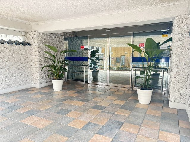 【エントランス】 | 秀和高円寺レジテンス | マンションエントランス前の道路は広く、車通りは少なめです。小さなお子様や高齢者にも安心安全な立地です♪