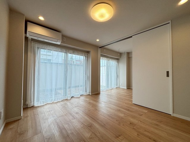 【居間・リビング】 | 秀和高円寺レジテンス | LDKは専有庭に面した開放感のある空間です♪正形空間で家具やソファの設置が自由自在でお好みのスペースを！！